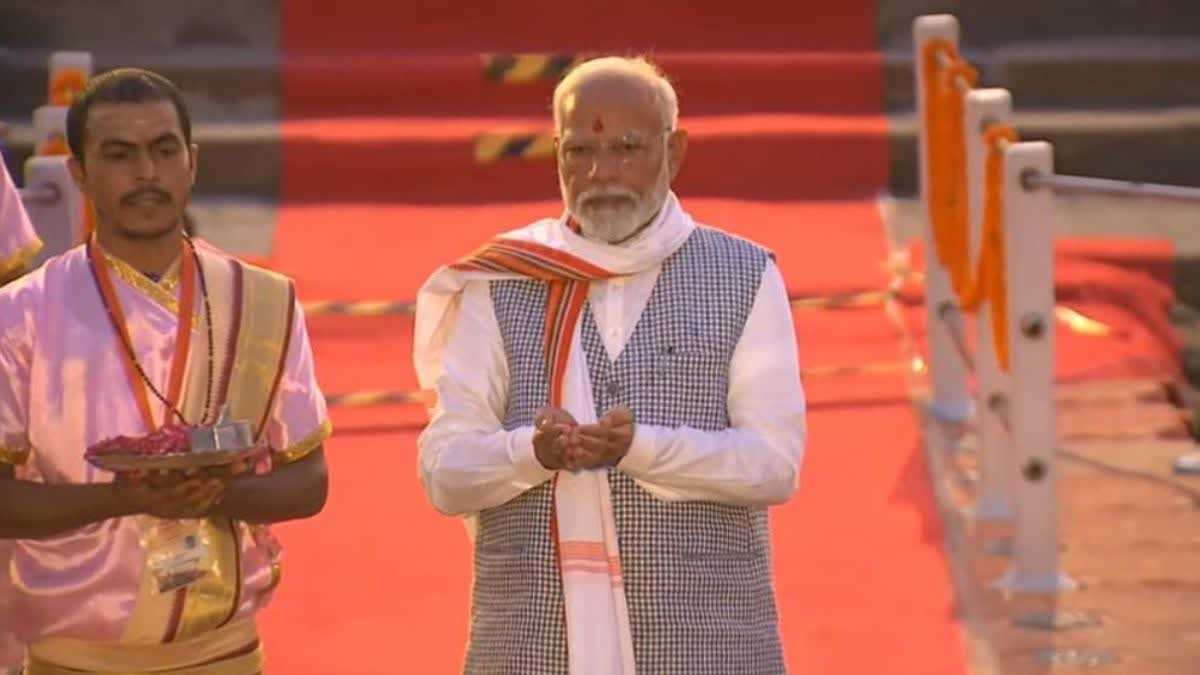 दशाश्वमेध घाट पर गंगा आरती में शामिल हुए प्रधानमंत्री मोदी